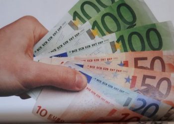 Το ευρώ ενισχύεται 0,12%, στα 0,9807 δολάρια
