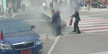 Φωτιά σε αυτοκίνητο στο κέντρο της Αλεξανδρούπολης Ι Video