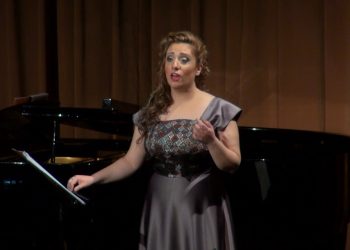 Ένα πιάνο μια φωνή