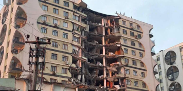 Στους 4.890 ανέρχεται ο αριθμός των νεκρών από τον σεισμό 7,7 Ρίχτερ στη ΝΑ Τουρκία [photos]