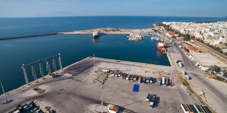 Αλεξανδρούπολη: Ειδικό γερανό για τα χύδην φορτία σχεδιάζει να προμηθευτεί το λιμάνι, με στόχο και τα ουκρανικά σιτηρά