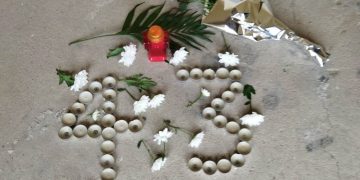 Λουλούδια “εις μνήμην των θυμάτων” στον σταθμό του βορειότερου χωριού της Ελλάδας στο Ορμένιο