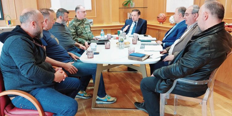 Σύσκεψη των εμπλεκόμενων φορέων για την ασφαλή πρόσβαση στο Δέλτα του Έβρου, στο γραφείο δημάρχου Αλεξανδρούπολης