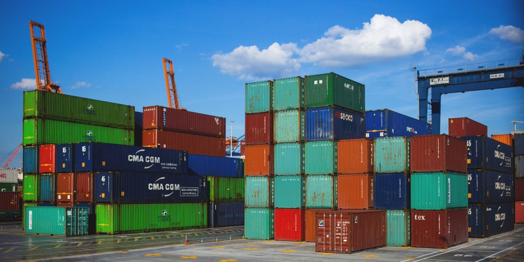 Αύξηση των εξαγωγών και συγκράτηση των εισαγωγών το πρώτο τρίμηνο