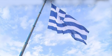 Αλεξανδρούπολη: Υψώθηκε η μεγαλύτερη ελληνική σημαία 600 τ.μ.