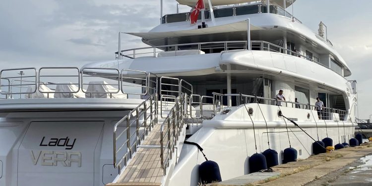 Η θαλαμηγός του Δημήτρη Μελισσανίδη στο λιμάνι Αλεξανδρούπολης