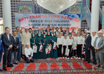 Χουσεΐν Ζεϊμπέκ: Ο υποψήφιος του ΣΥΡΙΖΑ κάτω από πανό που γράφει «τουρκική μειονότητα»