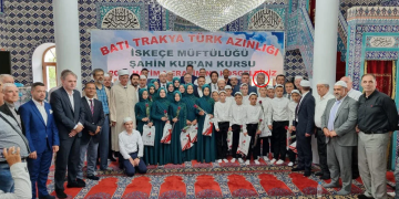 Χουσεΐν Ζεϊμπέκ: Ο υποψήφιος του ΣΥΡΙΖΑ κάτω από πανό που γράφει «τουρκική μειονότητα»