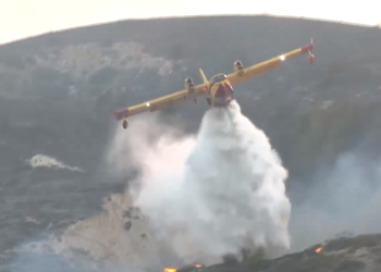 Mαίνονται οι πυρκαγιές σε Ρόδο, Κέρκυρα & Κάρυστο