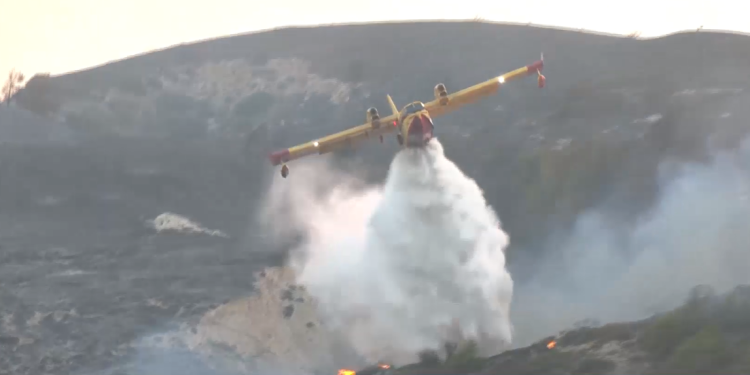 Mαίνονται οι πυρκαγιές σε Ρόδο, Κέρκυρα & Κάρυστο