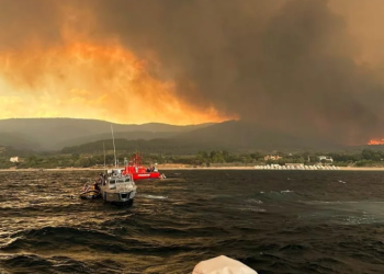 Στις φλόγες Δίκελλα & Μεσημβρία – Απεγκλωβίστηκαν διά θαλάσσης 43 άτομα [photos]