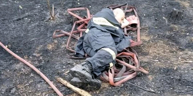 Έβρος: Συγκλονιστική η εικόνα εξουθενωμένου πυροσβέστη μετά από μάχη με τις φλόγες