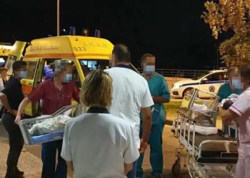 Έγκυος γέννησε μέσα σε ασθενοφόρο