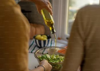 Με το σταγονόμετρο το λάδι στην Ελλάδα – Από τα 4.5 ευρώ έφτασε τα 9 χονδρική