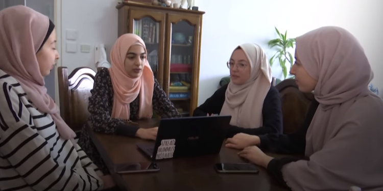 Γαλλία: Έδιωξαν από το σχολείο μαθήτριες που πήγαν με αμπάγια