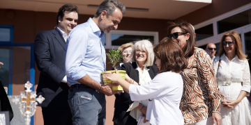 Κ. Μητσοτάκης στον αγιασμό του σχολείου στην Παλαγία: Πάντα κοιτάμε μπροστά & ξαναχτίζουμε καλύτερα αυτά που η μανία της φύσης κατέστρεψε