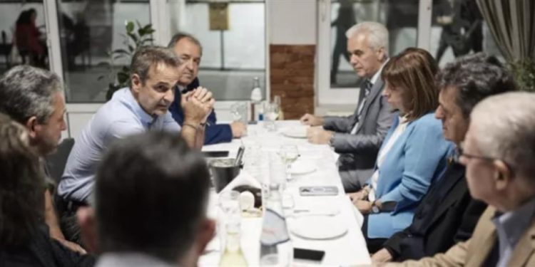 Δαδιά: Δείπνο με κατοίκους στην πλατεία του χωριού, είχαν ο Πρωθυπουργός και η Πρόεδρος της Δημοκρατίας