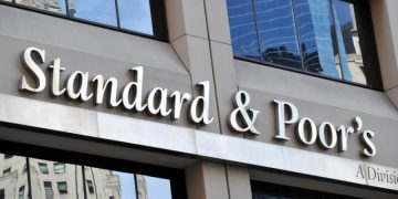 Standard & Poor’s: Aναβάθμιση του αξιόχρεου της Ελλάδας σε «BBB-» με σταθερές προοπτικές