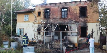 Καταστράφηκε από πυρκαγιά ακόμη ένα ιστορικό κτίριο της Αλεξανδρούπολης, ο “Γαλλικός Σταθμός”