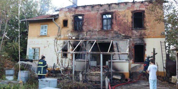 Καταστράφηκε από πυρκαγιά ακόμη ένα ιστορικό κτίριο της Αλεξανδρούπολης, ο “Γαλλικός Σταθμός”