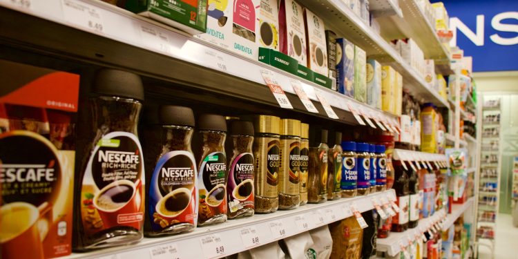 Ποιες είναι οι μεγάλες εταιρείες που μειώνουν τις τιμές τους στα ράφια των σούπερ μάρκετ