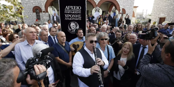 Χρόνης Αηδονίδης: Υπό τους ήχους θρακιώτικης παραδοσιακής μουσικής το τελευταίο αντίο