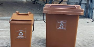 Νέοι καφέ κάδοι οργανικών απορριμμάτων για τον δήμο Αλεξανδρούπολης – Πώς χρησιμοποιούνται