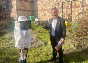 Σ.Κελέτσης: Συνάντηση με τον νεότερο μελισσοκόμο της χώρας