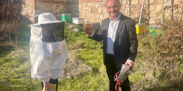 Σ.Κελέτσης: Συνάντηση με τον νεότερο μελισσοκόμο της χώρας