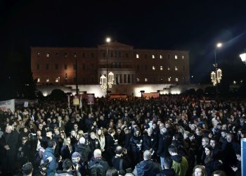 Τέμπη: Οργή λαού έξω από τη Βουλή για τις ψυχές των 57 νεκρών