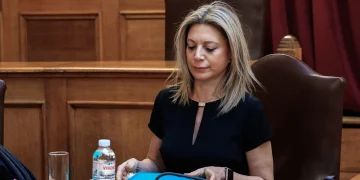 Βουλή – Εξεταστική για τα Τέμπη: Κατάθεση – γροθιά στο στομάχι της μητέρας θύματος κ. Καρυστιανού