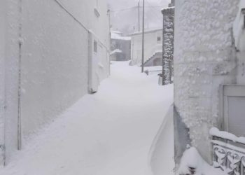 Στα λευκά έχει ντυθεί η Σαμοθράκη με τα σχολεία να παραμένουν και σήμερα κλειστά (photos)