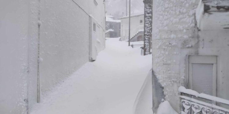 Στα λευκά έχει ντυθεί η Σαμοθράκη με τα σχολεία να παραμένουν και σήμερα κλειστά (photos)