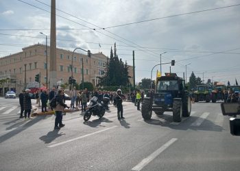 Στο δρόμο της επιστροφής οι αγρότες: Άνοιξαν οι δρόμοι στο Σύνταγμα
