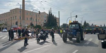 Στο δρόμο της επιστροφής οι αγρότες: Άνοιξαν οι δρόμοι στο Σύνταγμα