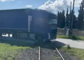 Τρένο σταματά σε αφύλακτη διάβαση για να περάσει φορτηγό (βίντεο)
