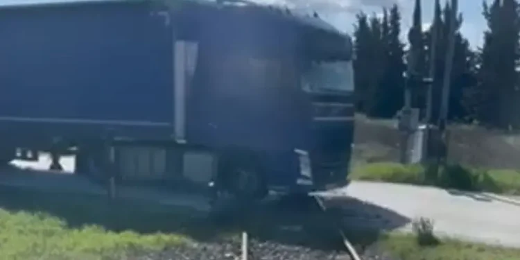 Τρένο σταματά σε αφύλακτη διάβαση για να περάσει φορτηγό (βίντεο)