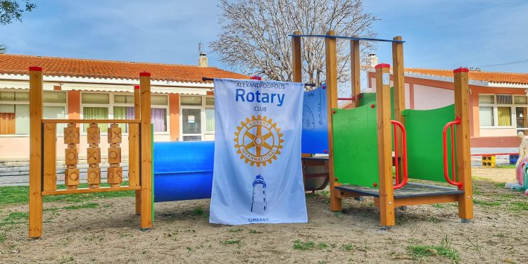Ροταριανός Όμιλος Αλεξ/πολης: Σε ευχάριστο κλίμα παραδόθηκαν όργανα παιχνιδιού παιδικής χαράς στο 9ο Νηπιαγωγείο