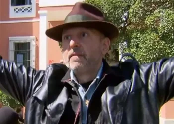 Αλεξανδρούπολη: “Μου κατεβάζουν τα φτερά” τραγουδούσε ο καθηγητής που κατηγορείται για παρενόχληση, έξω από τα δικαστήρια