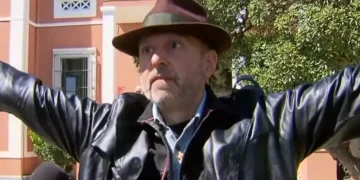 Αλεξανδρούπολη: “Μου κατεβάζουν τα φτερά” τραγουδούσε ο καθηγητής που κατηγορείται για παρενόχληση, έξω από τα δικαστήρια