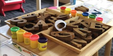 Απολογείται η βρεφονηπιοκόμος που έκλεινε τα παιδιά σε αποθήκη