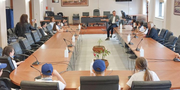 Τα παιδιά του 5ου δημοτικού Σχολείου Μονάχου στον δήμαρχο Αλεξανδρούπολης