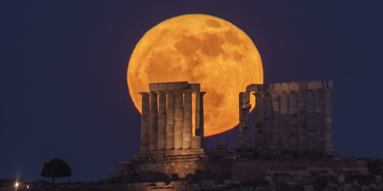 Πανσέληνος των λουλουδιών – Μαγευτικό το πρώτο φεγγάρι του Μαΐου