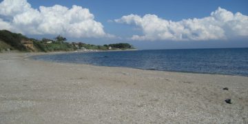 Εταιρεία Προστασίας της Φύσης: Από το 2021 δεν έχει υποβληθεί αίτημα υποψηφιότητας για “γαλάζια σημαία” στην περιοχή της Κυανής Ακτής Μάκρης