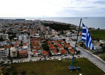 Η μεγαλύτερη ελληνική σημαία στον ουρανό της Αλεξανδρούπολης