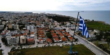 Η μεγαλύτερη ελληνική σημαία στον ουρανό της Αλεξανδρούπολης