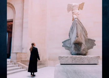Η Celine Dion στο Λούβρο θαυμάζει τη Νίκη της Σαμοθράκης