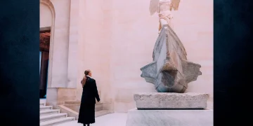 Η Celine Dion στο Λούβρο θαυμάζει τη Νίκη της Σαμοθράκης