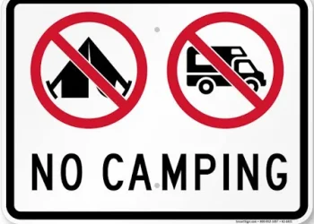 Πινακίδες “No camping” τοποθετούν δήμος Αλεξανδρούπολης και τμήμα τροχαίας σε παραλίες