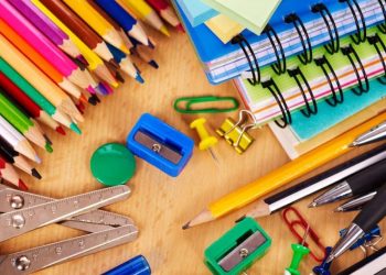 Δεν πετώ … χαρίζω σχολικά είδη